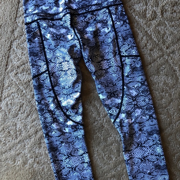 Zyia Light & Tight Snakeskin 7/8 Legging - Picture 5 of 6